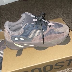 Yeezy 700 Muave 9.5